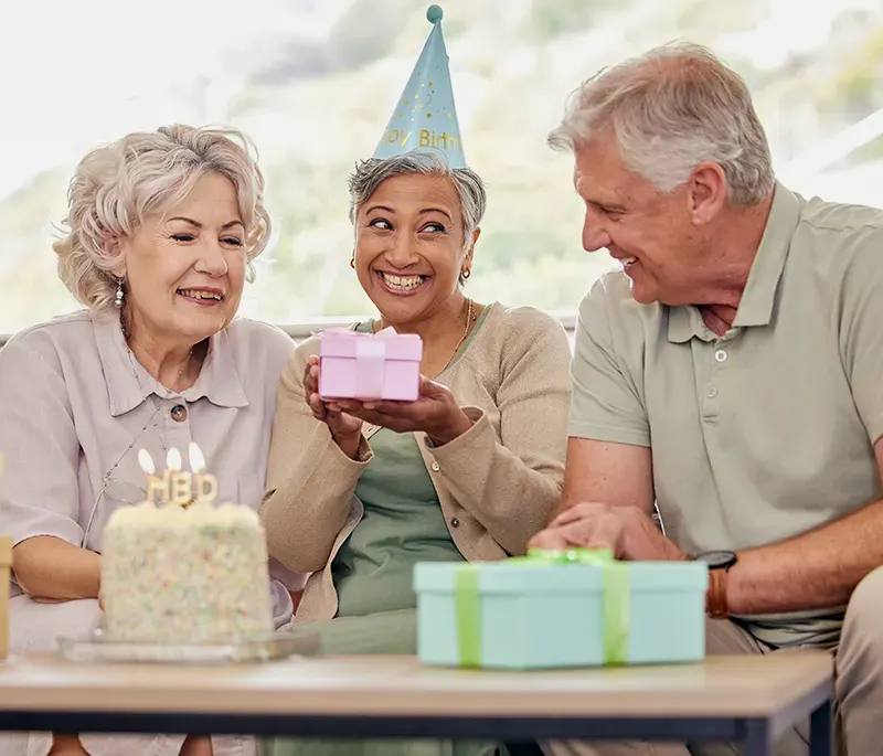 Personnes agées fêtent un anniversaire