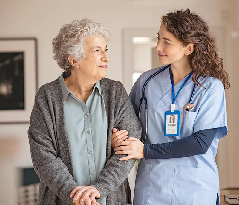 Une infirmière s'occupe d'une dame agée