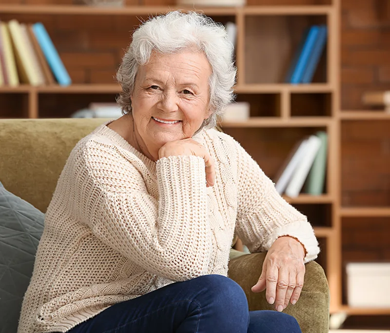 Dame agée assise dans un fauteuil